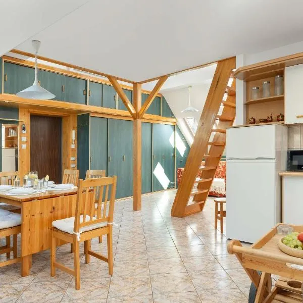 Plac Neptuna Bright Studio with Balcony by Noclegi Renters、ミエンジズドロイェのホテル