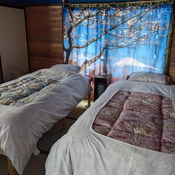 Guest house AIZU First, hotel in Aizuwakamatsu