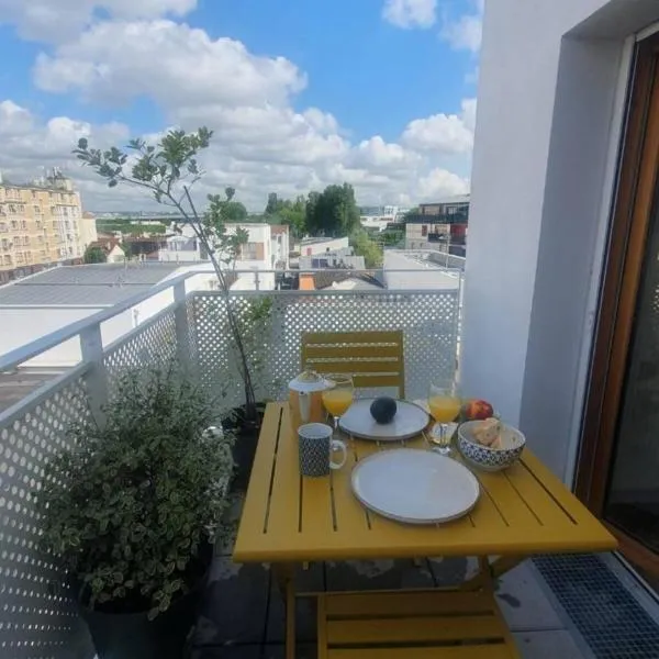 Bel appartement neuf 3 chambres proche Paris et Stade de France, parking gratuit, 5 min RER CDG aéroport et gare du Nord, quartier calme, proximité tous commerces, hotel in Aubervilliers