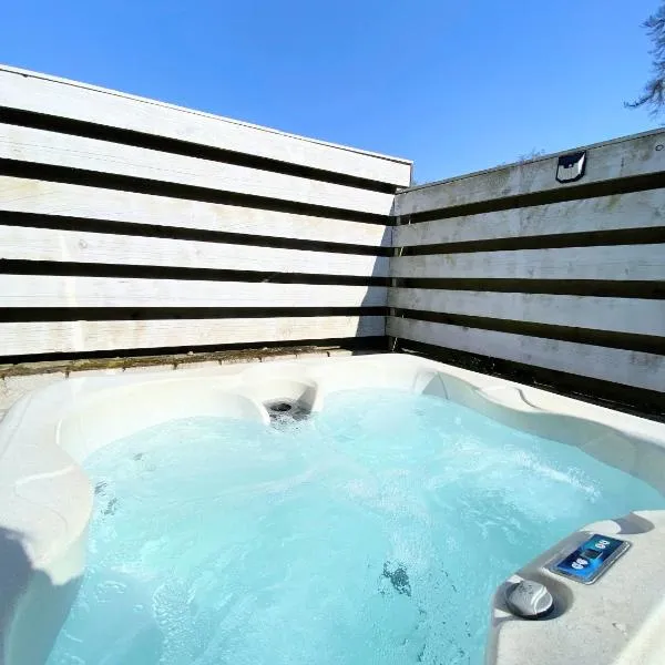 Otter 2 Lodge - Private Hot Tub- Dog Friendly - Wiltshire-Bristol, hotel in Warminster