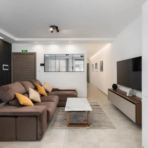 Modern 2BD Apartment with Spacious Layout & 2 Balconies - San Gwann, hotel v destinaci San Ġwann