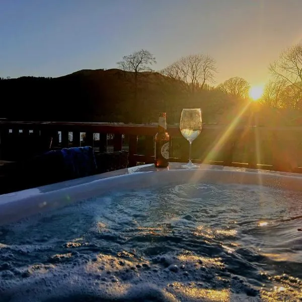 Lodge by the Lake - Lake District - Hot Tub, hotel v destinaci Bassenthwaite