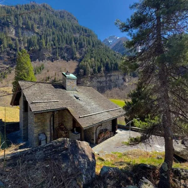Private 3-story villa in Val calanca, Rossa, hotel v destinaci Rossa