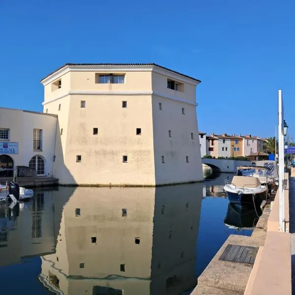 Studio dans une tour mythique à port grimaud, hôtel à Grimaud