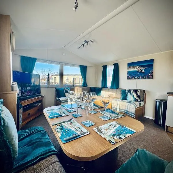 Cosy Quiet Caravan By The Sea、Dinasのホテル