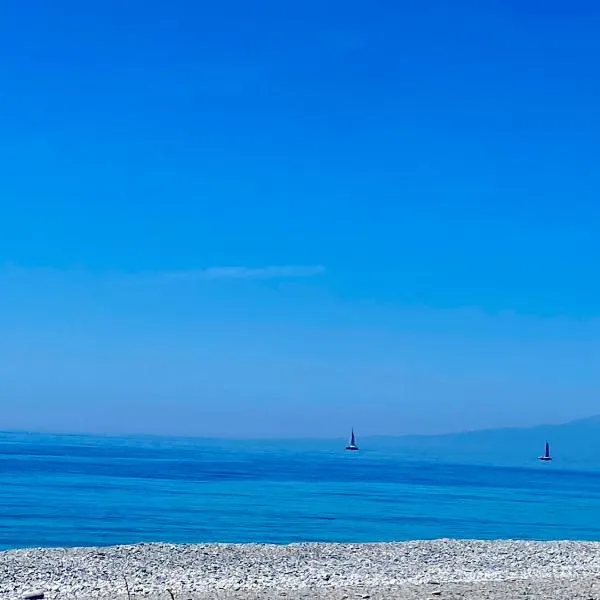 Seafront Apartment, San Lorenzo beach,Reggio Calabria，Marina di San Lorenzo的飯店