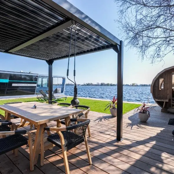 Villa Perla Mare - Sauna Experience - On a lake near Amsterdam, hotell i Vinkeveen