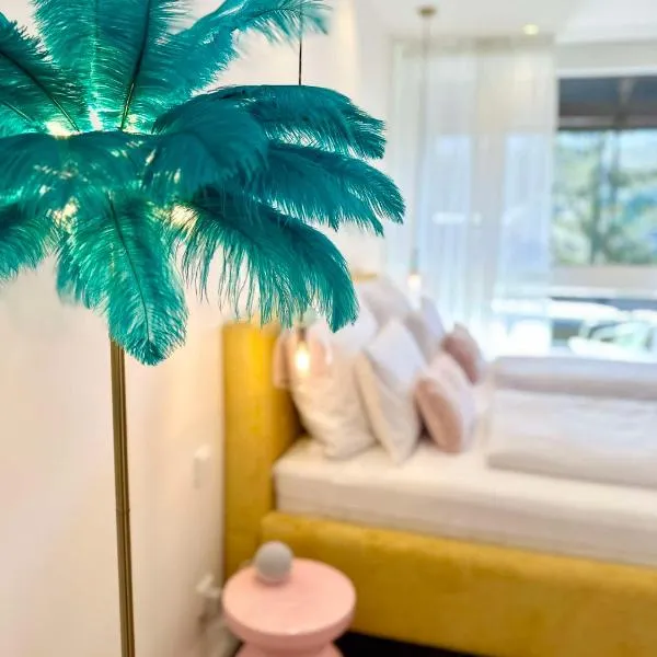 Miami Vice Appartement mit Balkon & Flussblick - Das Alpenzeit im Zentrum, hotel v destinácii Bad Aussee