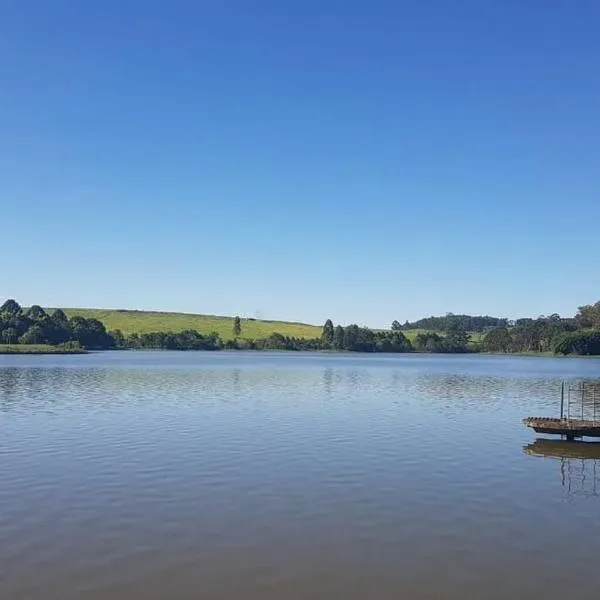A Casa à Beira do Lago Bortolan, отель в городе Посус-ди-Калдас