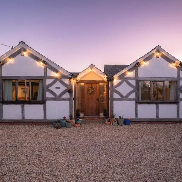 Barnacre Green Cottage - Eco-cottage with private hot tub & pool access, hotel in Moreton