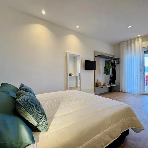 YourHome - Il Pino Rooms & Apartment، فندق في ميتا