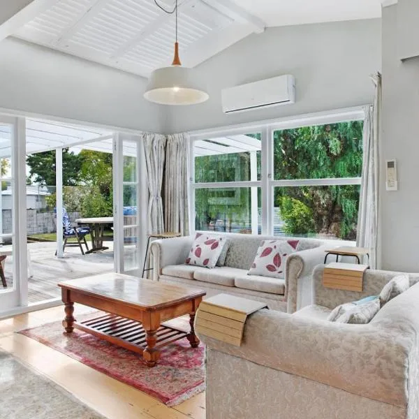 Spacious Papakura Family Delight w Deck and Yard, hotell i Papakura