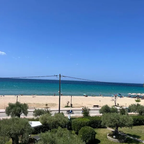 Golden Beach Seafront Apartment, hotel in Nea Moudania