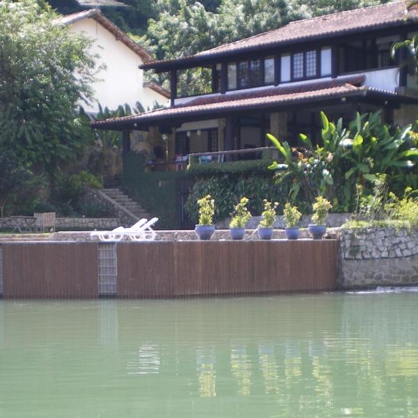Casa de 730m2 no Exclusivo Condomínio Portogalo com Piscina Privada e Cais para iates de até 55 Pés