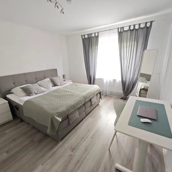 FH-Nähe: Modernes Apt mit Balkon, hotel v destinaci Hof