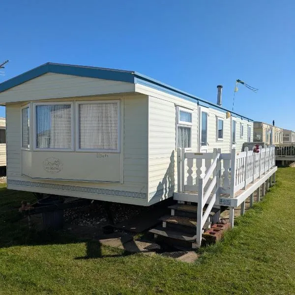 104-2 coral beach 8 berth 4 ADULTS MAX LEAD PERSON MUST BE OVER 30, hotel in Ingoldmells