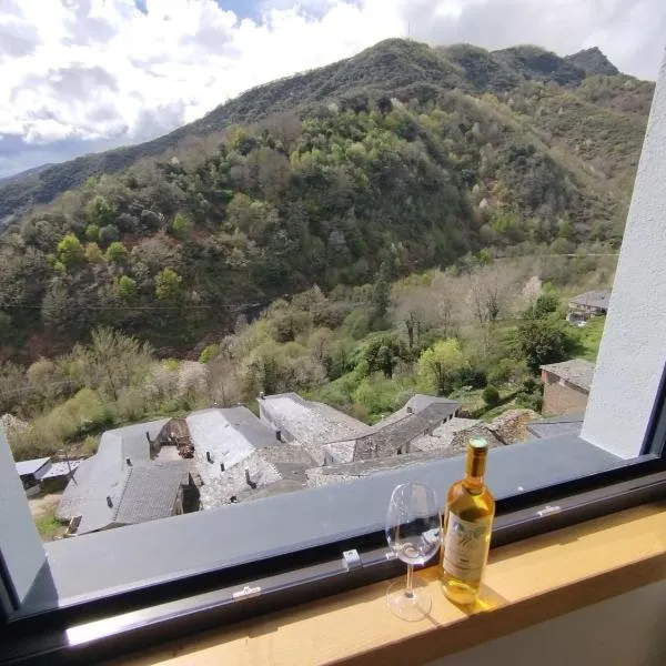 Hotel Zura, hotel v destinaci Seoane