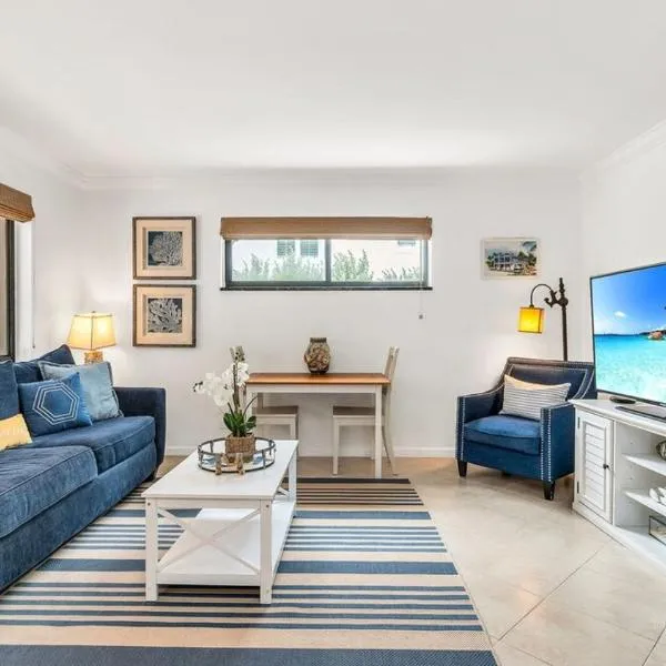 Chic Seaside Condo in Juno Steps onto the Beach، فندق في جونو بيتش