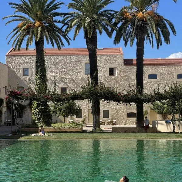 Luxury Penthouse with 2 Pools in a Monastery、タヴィラのホテル