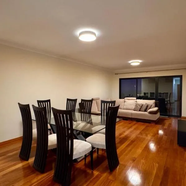 Coastal Comfort at Riverside - 4 Min to Airport!, hotel v destinaci Santa Cruz