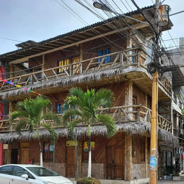 Hostal ElRojo Montañita, hotel in Montañita