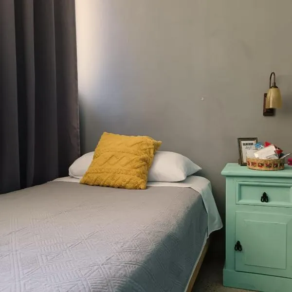 Habitación con baño compartido cerca al Parque San José, hotel di Córdoba
