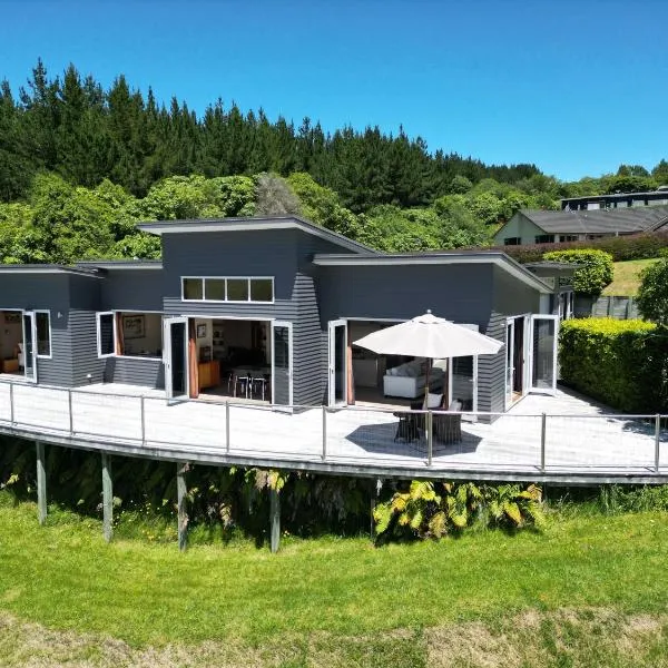 Spacious Home with a Lake View, khách sạn ở Taupo