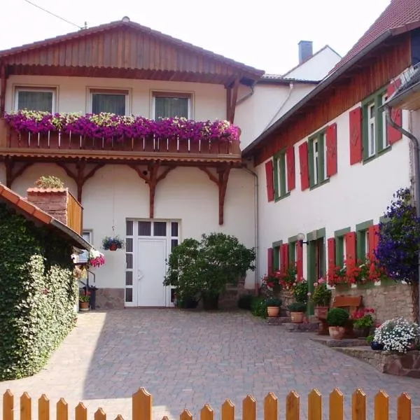 Ferienhaus im schönen Winzerdorf Kirschroth mit Sonnenterrasse und Wintergarten, hotel v destinaci Kirschroth