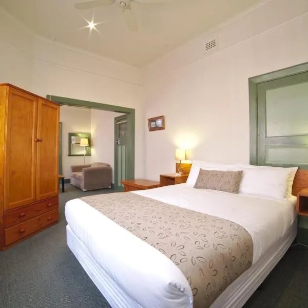 Large Studio Apartment With Spa Central Ballarat, hotel in Ballarat