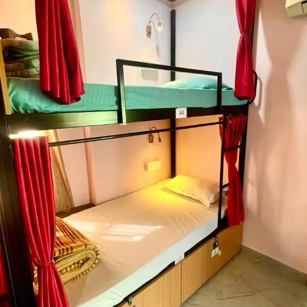 The Backpackstack Hostels and Cafe, hotel v destinácii Ujjain