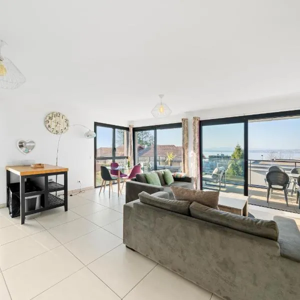 Bright modern apartment with lake view in Evian, hotel em Neuvecelle