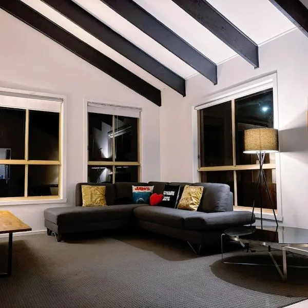 Spacious 3-Bed Home in Werribee!, hotel in Werribee
