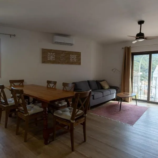 Seamount, a beautiful house overlooking Tamariu, hotel v destinaci Tamariu