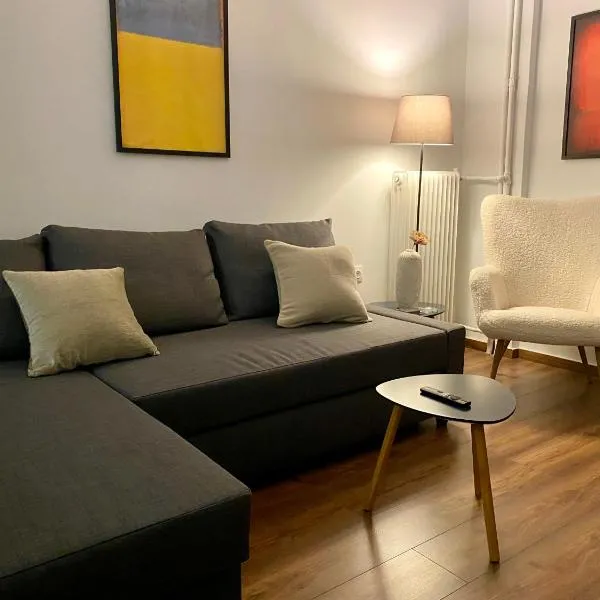 Cozy & Connected, Walk to Culture, Metro in Minutes, hotel v Aténach
