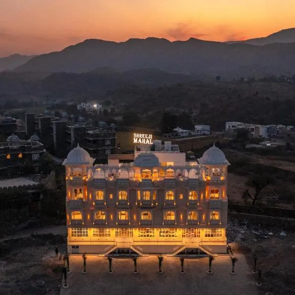 Shreeji Mahal- Premium Boutique Hotel Udaipur, hotell i Nāi