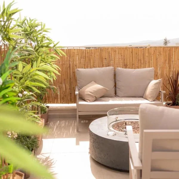 Second Floor Modern Style Suite & Outdoor Fire Pit, hotel v destinaci Qaşrīn
