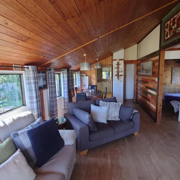 Wildwood Cabin - Sleeps 6 Hot Tub & Parking, hotel v destinaci Beattock