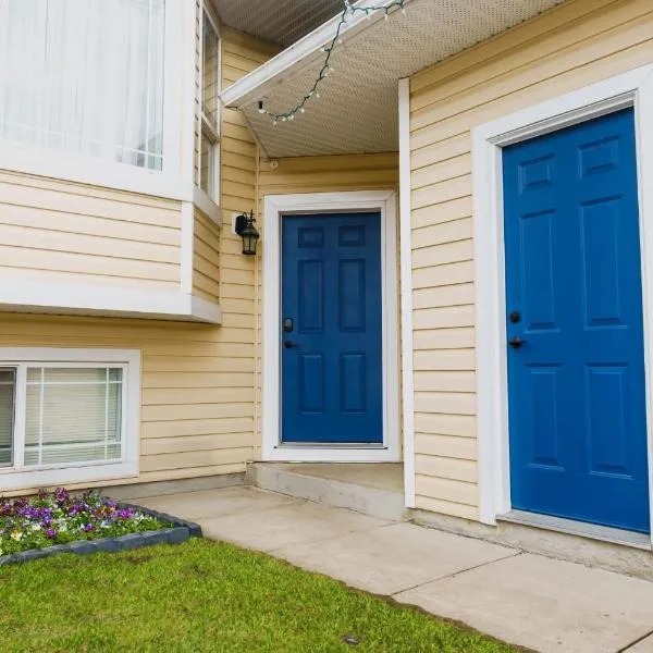 THE BLUE DOOR house with Central AC and garage access, Hotel in Grande Prairie