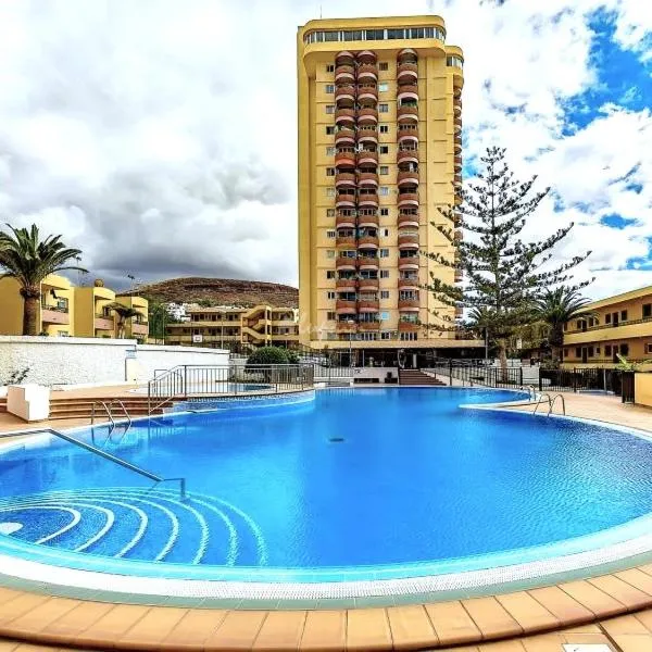 Beachfront Goldenmile Piramides Apartment, hotel in Playa de las Americas