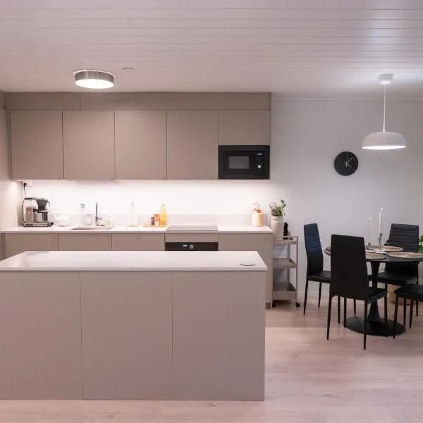 Large renovated townhouse with sauna and patio, hotelli Espoossa