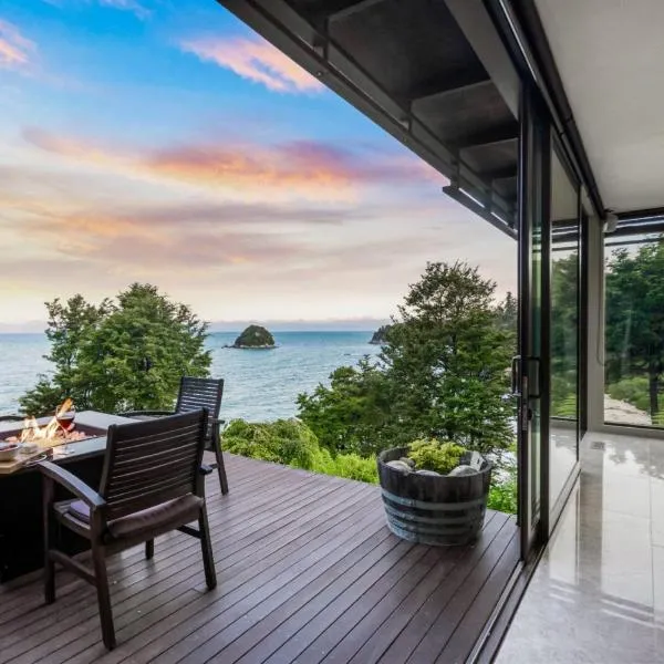 Lodge by the beach - Luxury, Beach access, Ocean views, Private chef, hotel in Kaiteriteri