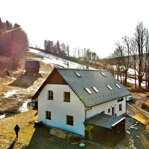 Apartmány U Zajíců, hotel v destinaci Karlov