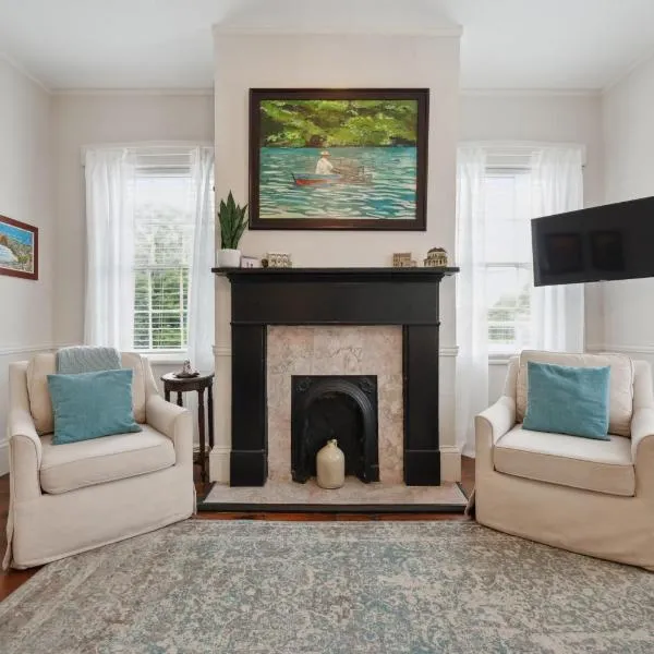 Charming Historic Duplex W Courtyard & Parking, hotel di Savannah