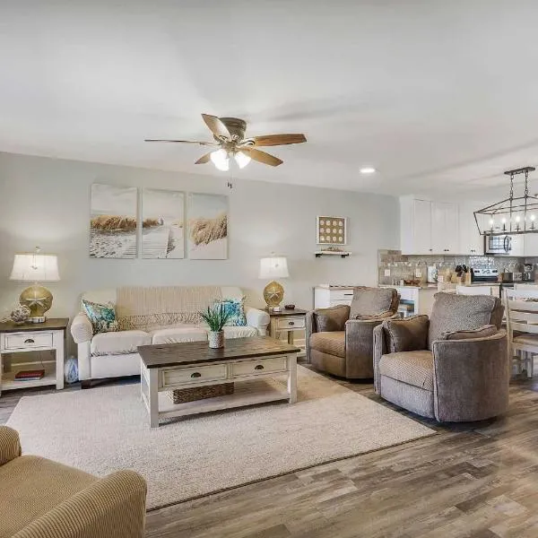 Lagoon Landing 202- Beautifully decorated condo with balcony & pool steps to beach & lagoon, hótel í Gulf Shores