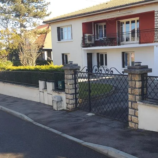 Logement paisible avec jardin, accès plain pied sans escalier, parking et WiFi、Roche-la-Molièreのホテル