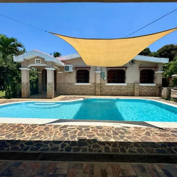 Home with Swimming pool, Wi-FI, hotel di Ahuachapán