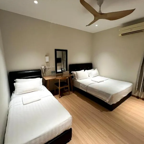 8 mins driving to TC Beach at Holiday Guest House, hotel in Kuantan