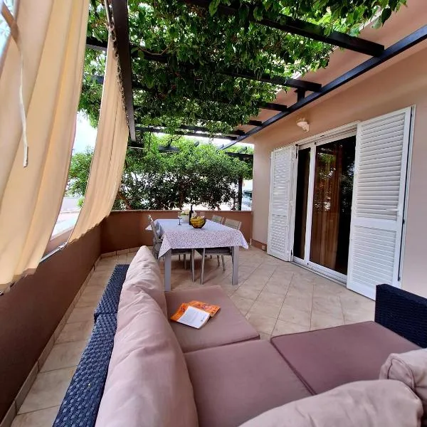 The Golden Island apartments: Krk şehrinde bir otel