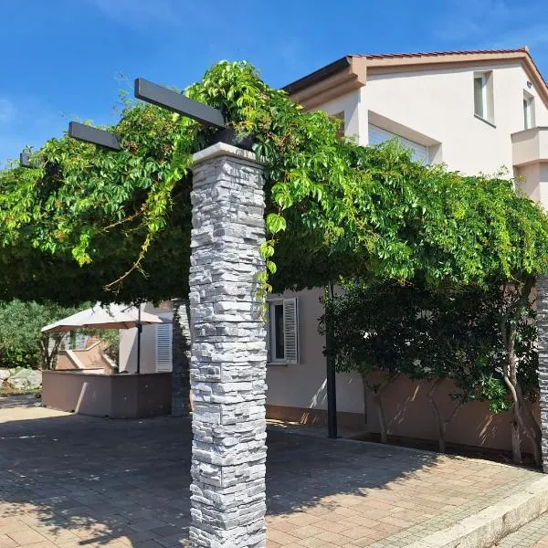 The Golden Island apartments, hotel in Krk