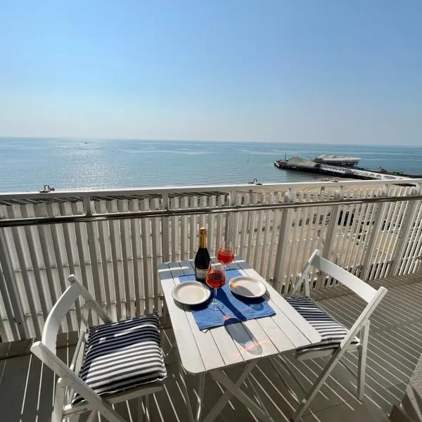 Vista mare a 10m dalla spiaggia, 8 piano e parcheggio privato, hotel in Lignano Sabbiadoro